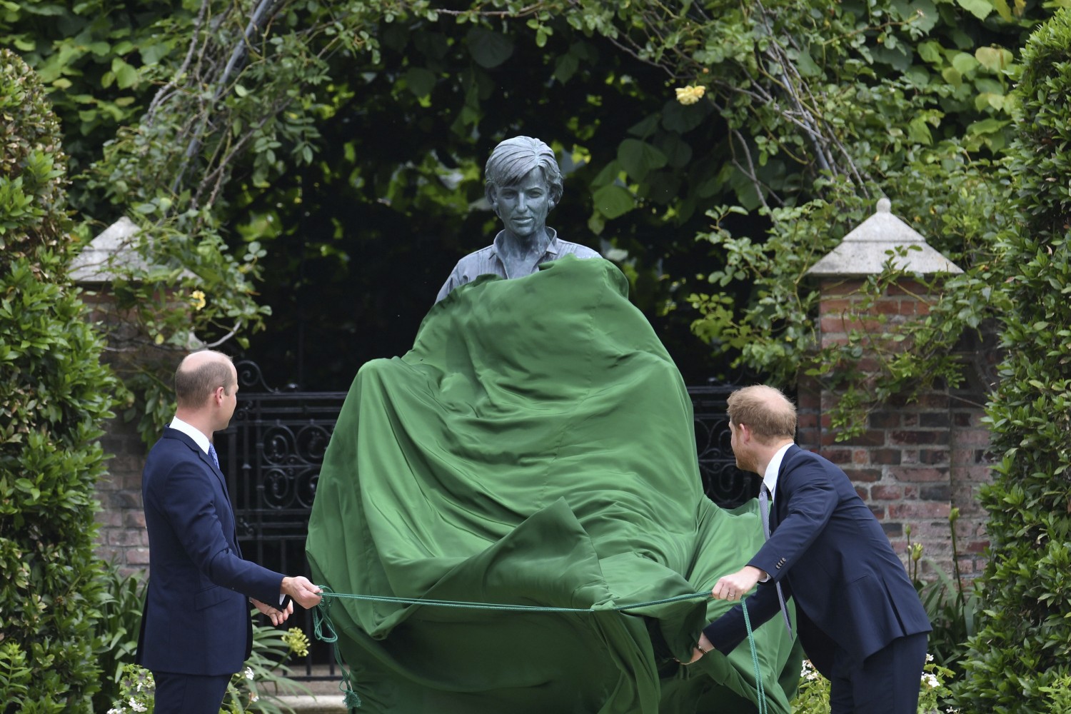 Princes William, Harry Unveil Princess Diana's Statue ...