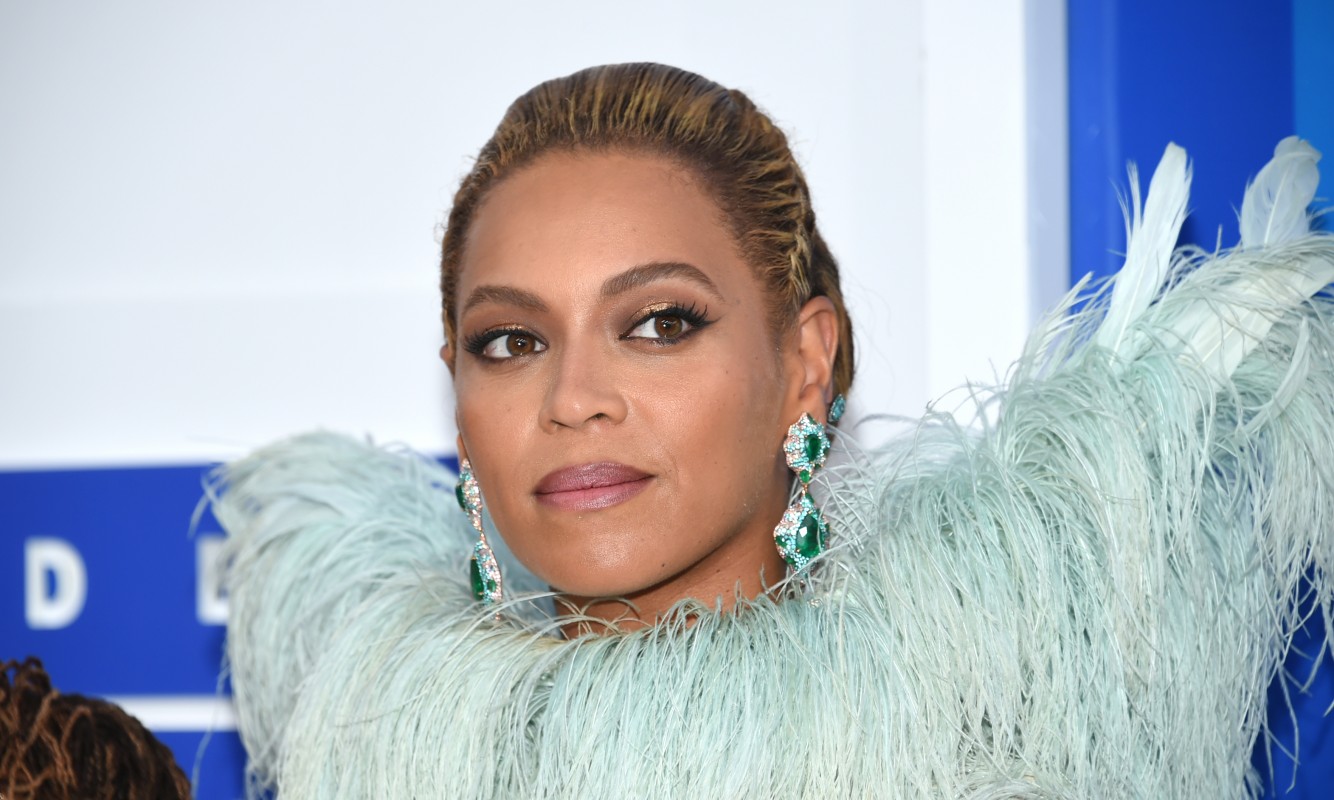 Beyoncé’s ‘Vogue’ Portrait To Be Displayed At Smithsonian National ...