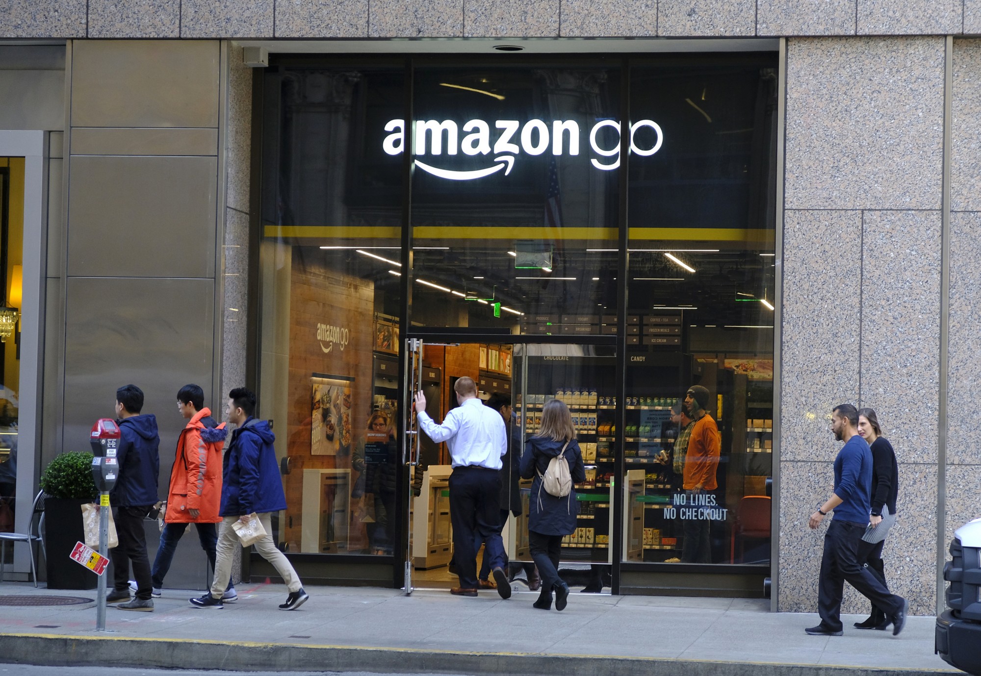 Amazon To Open First Go Store That Accepts Cash - WHUR 96.3 FM
