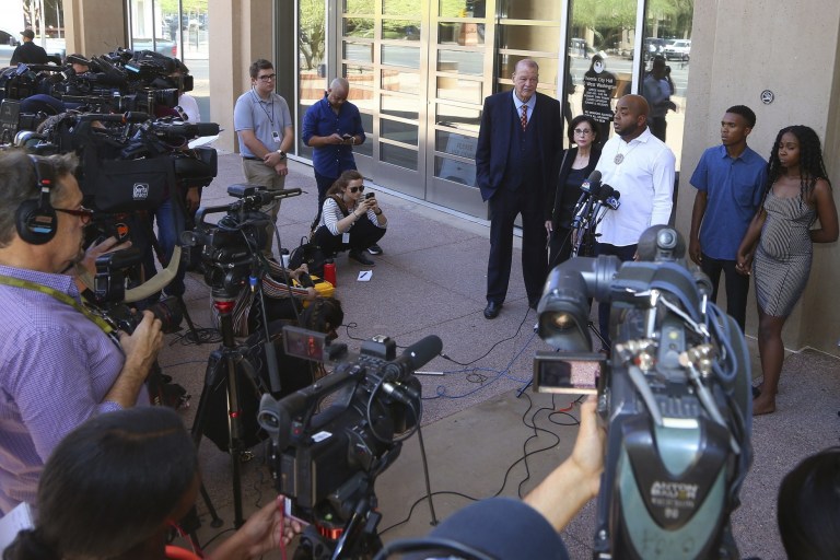 Couple Want Officers Fired Who Pointed Guns Over Shoplifting