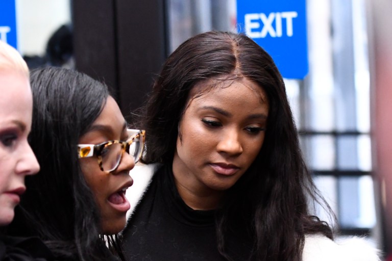 R. Kelly Girlfriend Pleads Not Guilty To Battery Charge