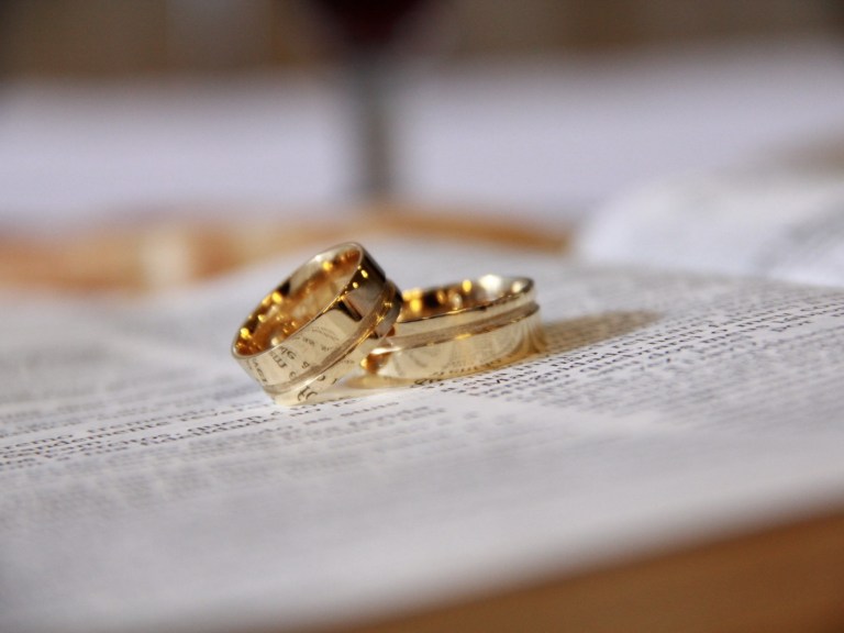 gold-wedding-bands-pexels