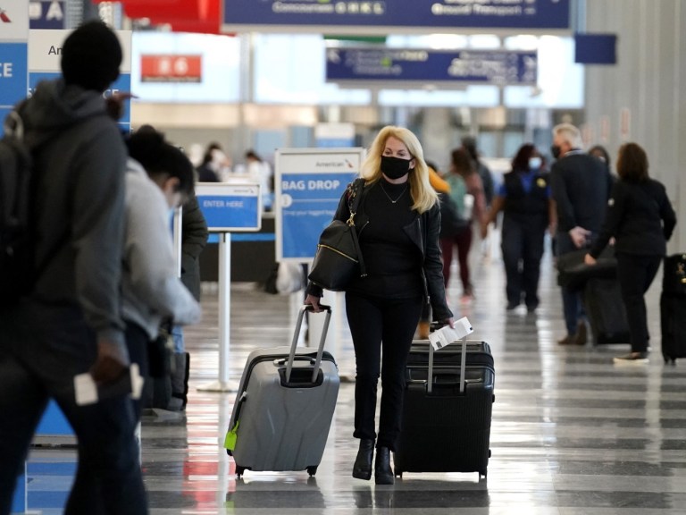 Virus Outbreak Holiday Travel Chicago_AP Images 3