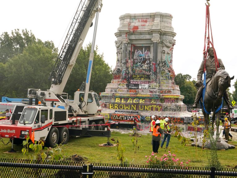 Robert Lee Statue – AP