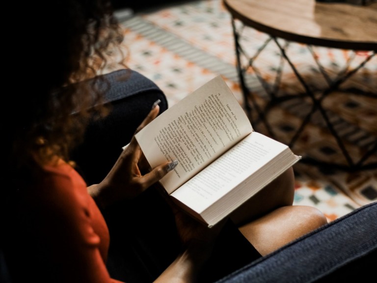 createherstock-CoWorking-reading