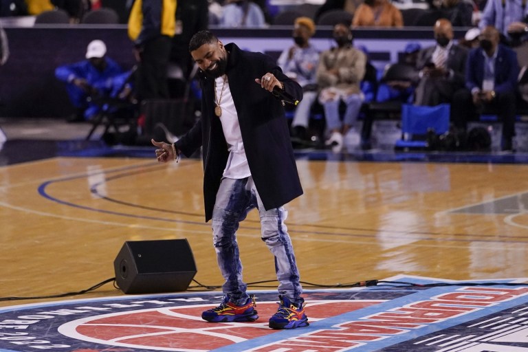 {WATCH} Ginuwine Falls Off The Stage During ‘Lovers & Friends’ Festival