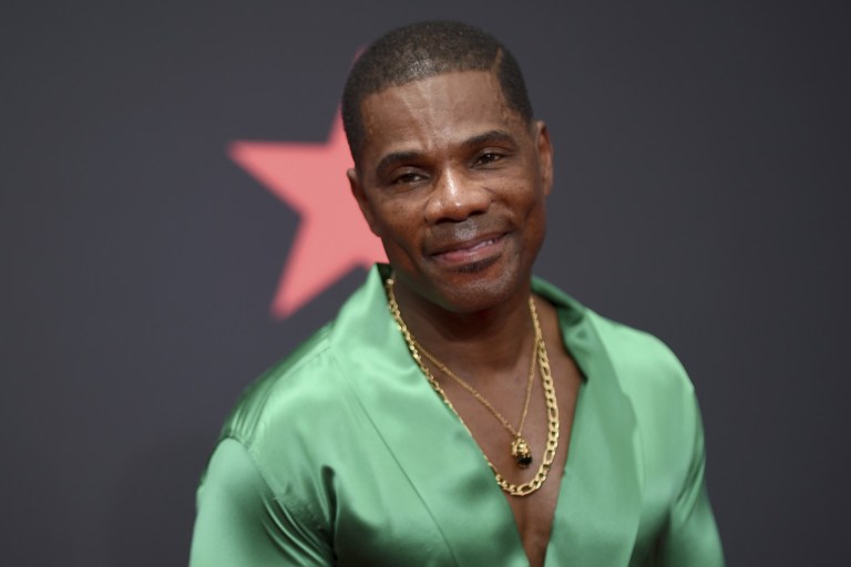 Fans React To Kirk Franklin Being Picked Up By His Security Guard: “Imagine Being Picked Up Like A Toddler As A 50-Year-Old Man”