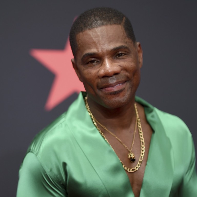 Fans React To Kirk Franklin Being Picked Up By His Security Guard: “Imagine Being Picked Up Like A Toddler As A 50-Year-Old Man”