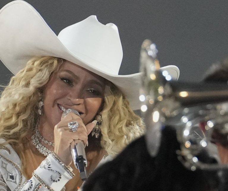 Mothers, Daughters, and Music: Beyoncé’s Cowboy Carter Tour Launches with Emotional Family Tribute