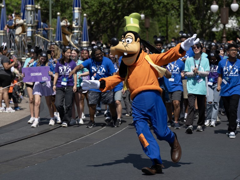 Goofy And Dreamers In Parade Goofy And Dreamers In Parade