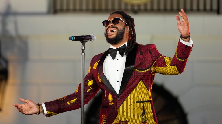 {WATCH} Raheem DeVaughn Surprises Fans with “You” Performance on Kelly Clarkson’s Cameo-oke