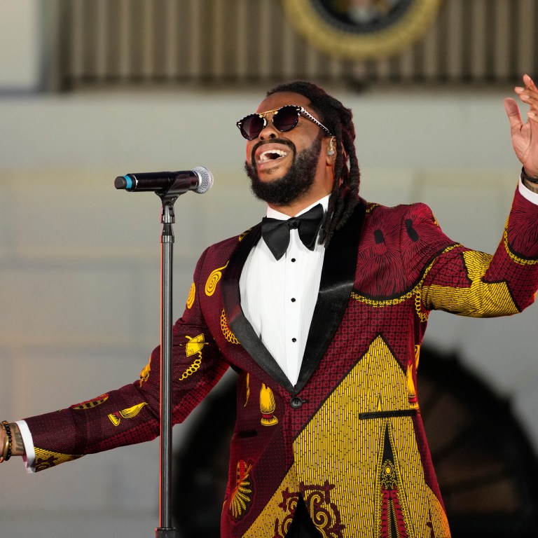 {WATCH} Raheem DeVaughn Surprises Fans with “You” Performance on Kelly Clarkson’s Cameo-oke